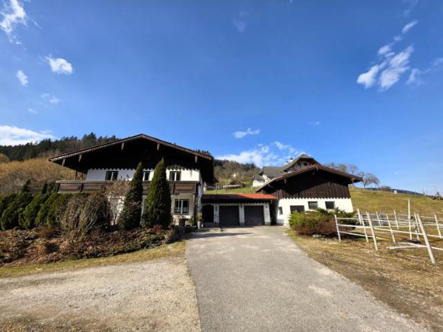 Mehr als ein Zuhause: Ein Refugium für Mensch und Tier Zweifamilienhaus mit Doppelgarage und Stallgebäude