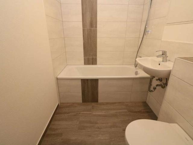 Mehr Platz für kleine Füße und große Träume. große 4 RW mit Wanne und Balkon!