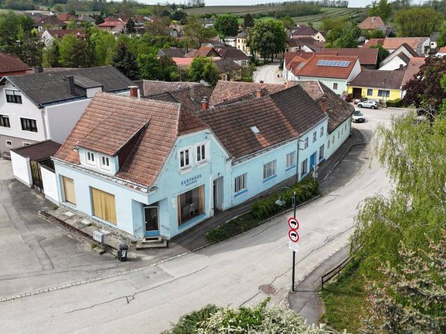 Mehr Raum für Ihre Ideen Wohnhaus mit Geschäftsflächen & Nebengebäude in Platt Retzer Land