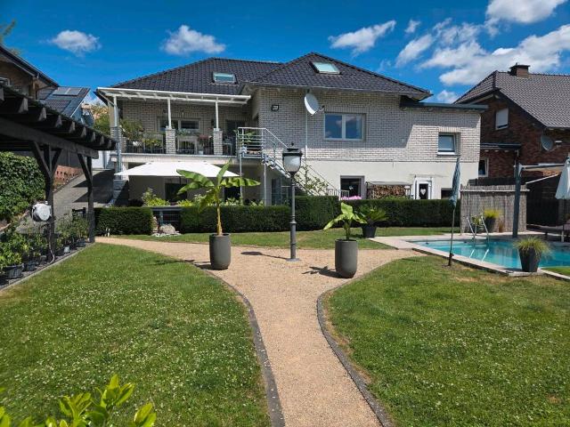 Mehrgenerationen oder Mehfamilienhaus mit Pool und Weitblick