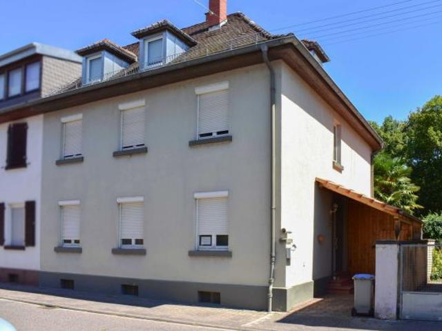 Mehrgenerationenhaus: 2 Wohnungen renoviert, Pool und traumhafte Außenanlage, Potenzial 3. Whg. DG