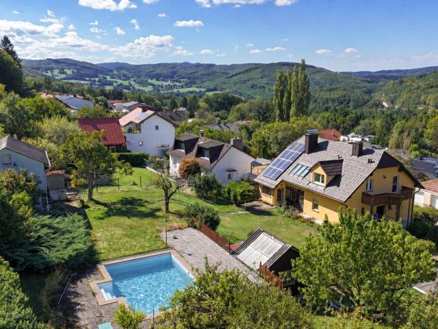 Mehrgenerationenhaus | vier Grundstücke, ca. 2.117 m² Grund, Pool, Sauna, zwei Garagen & großer Garten im Wienerwald