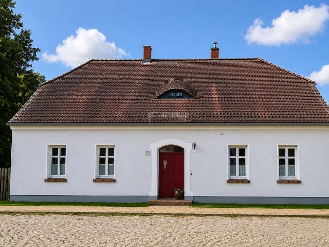 Mehrgenerationenhaus in ehemaliger Schule – Bezugsfertig mit großem Grundstück in Gommlo