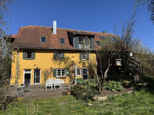 Mehrgenerationenhaus mit herrlichem Naturgarten und Ausbaupotenzial