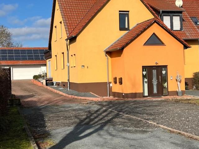 MehrgenerationshausZweifamilienhaus mit Nebengebäude Garagen