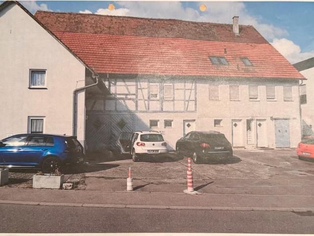 Mehrfamilienhaus mit 4 Wohneinheiten und einer großen Scheune