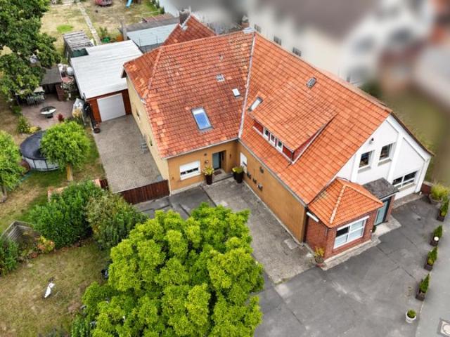 Mehrfamilienhaus mit 4 Wohneinheiten und großem Grundstück