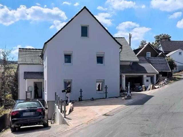 Mehrfamilienhaus mit 4 Wohneinheiten und 2 Garagen