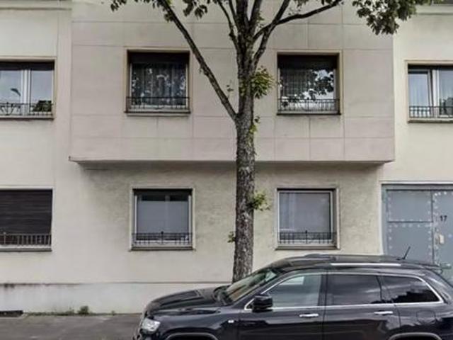 Mehrfamilienhaus mit 6 Garagen