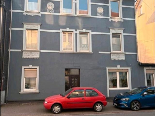 Mehrfamilienhaus mit 7 Wohnungen und 2 Garagen
