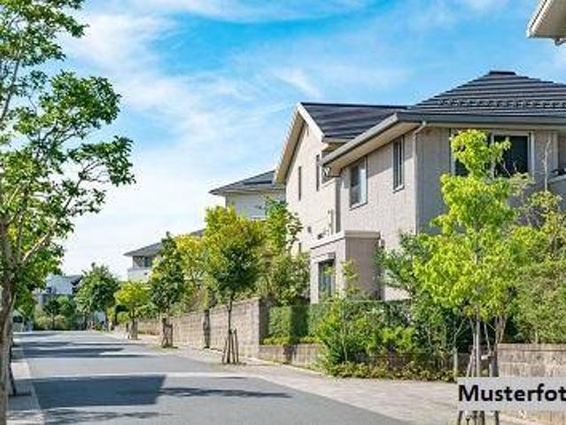 Mehrfamilienhaus mit 11 Wohneinheiten und Potenzial für umfassende Neugestaltung