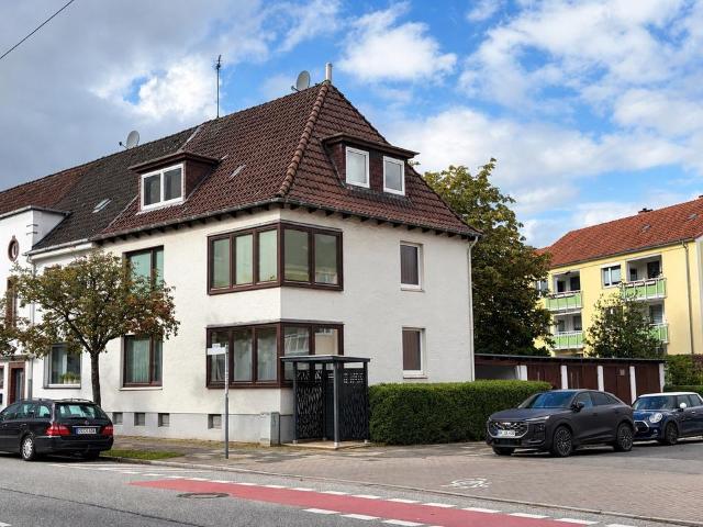 Mehrfamilienhaus mit 3 Wohneinheiten und 4 Garagen in Bremerhaven