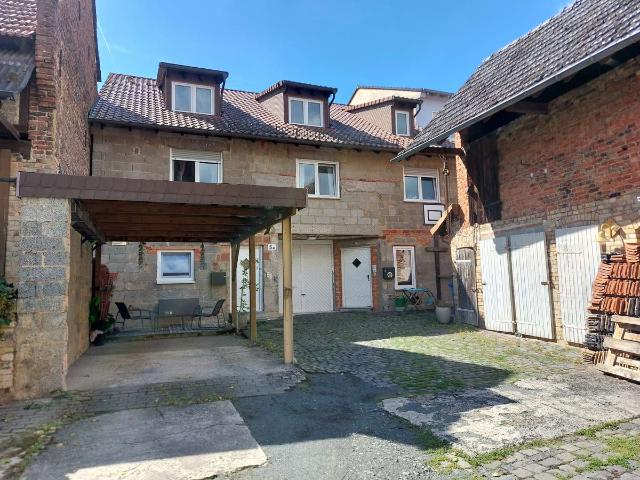 Mehrfamilienhaus mit vermieteter Einliegerwohnung, Ausbaupotenzial und großem Garten in Fernwald