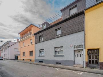 Mehrfamilienhaus mit zwei modernisierten Einheiten, Garten und Dachterrasse in ruhiger Lage