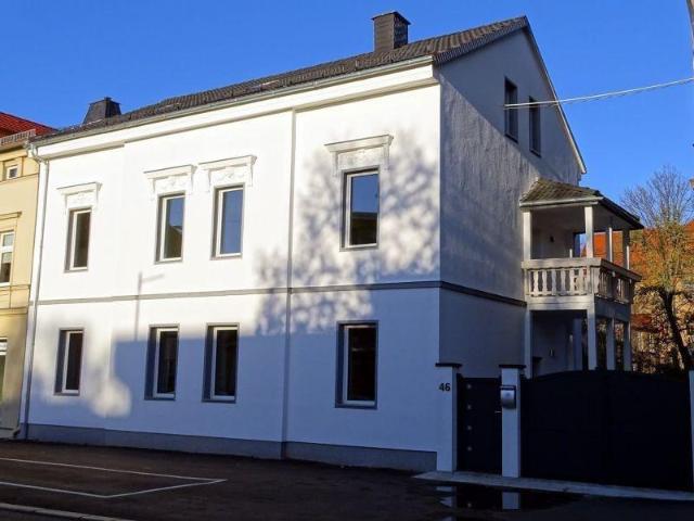 Mehrfamilienhaus mit drei Etagen und großem Garten