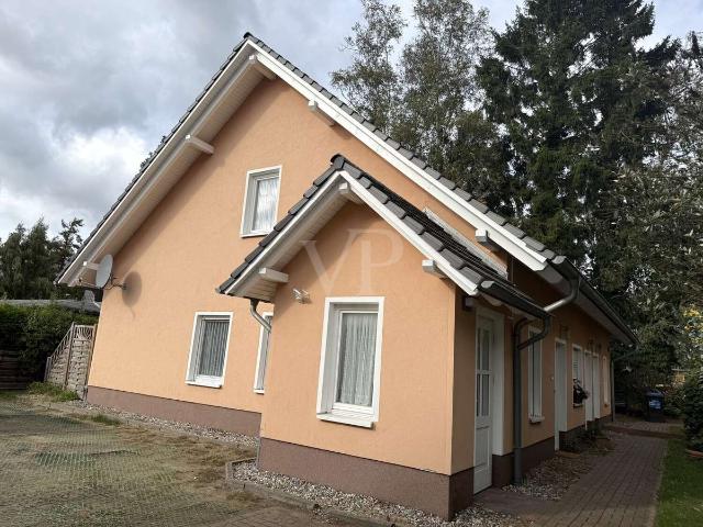 Mehrfamilienhaus mit drei Einheiten nahe Strand und Küstenwald