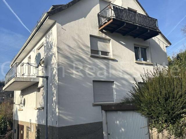 Mehrfamilienhaus mit drei Wohnungen und Traumgrundstück