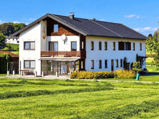 MEHRFAMILIENHAUS MIT DREI WOHNEINHEITEN IN ALLEINLAGE