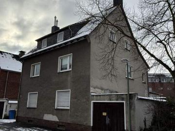 Mehrfamilienhaus mit drei Wohneinheiten und genehmigtem Anbau in Neuss