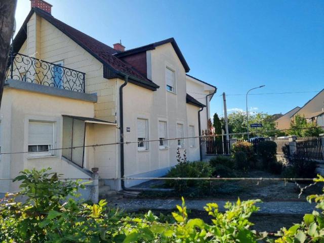 Mehrfamilienhaus mit Entwicklungspotenzial auf 815 m² 3 Garagen