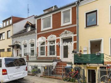 Mehrfamilienhaus mit Garten Souterrain vermietet, Hochparterre und Dachgeschoss frei verfügbar