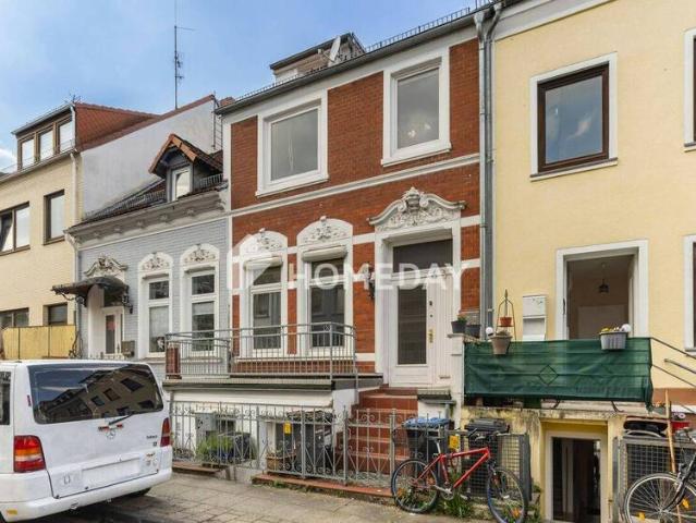 Mehrfamilienhaus mit Garten Souterrain vermietet, Hochparterre und Dachgeschoss frei verfügbar