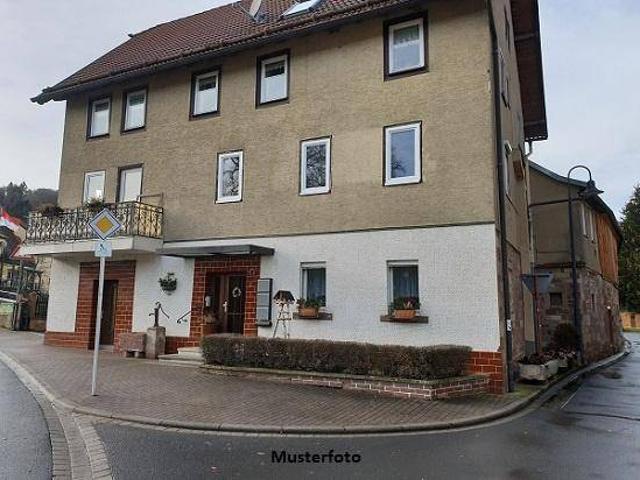 Mehrfamilienhaus mit Garage