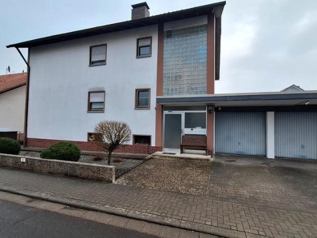 Mehrfamilienhaus mit Garagen und Eigentumsgrundstück
