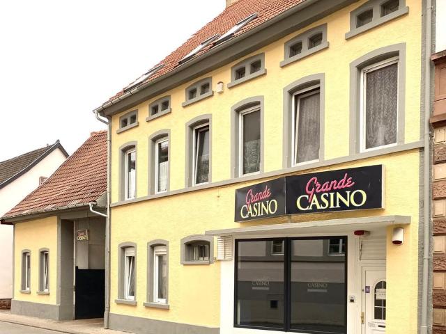 Mehrfamilienhaus mit Gewerbeeinheit auf großem Grundstück