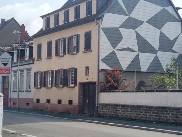Mehrfamilienhaus mit großem ausbaufähigem Rückgebäude