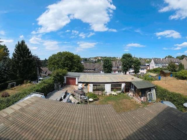 Mehrfamilienhaus mit großem Garten und 5 Garagen