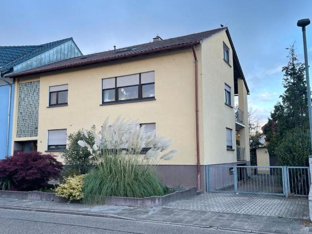 Mehrfamilienhaus mit großem Garten und viel Potential von Privat
