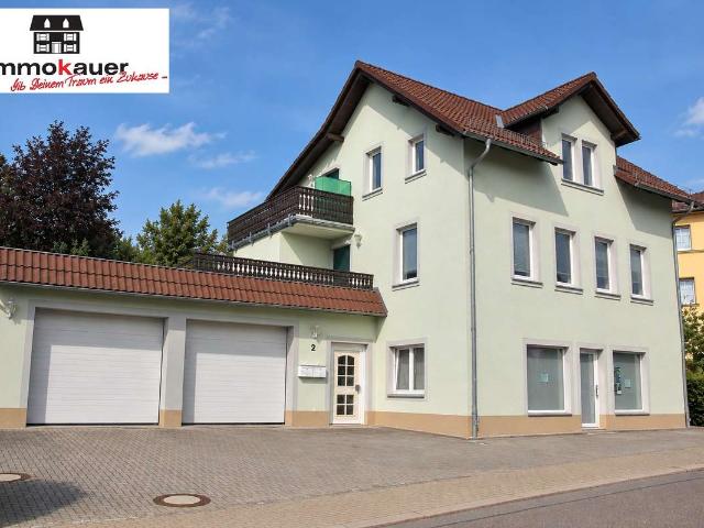 Mehrfamilienhaus mit großer Doppelgarage und Gewerbefläche.