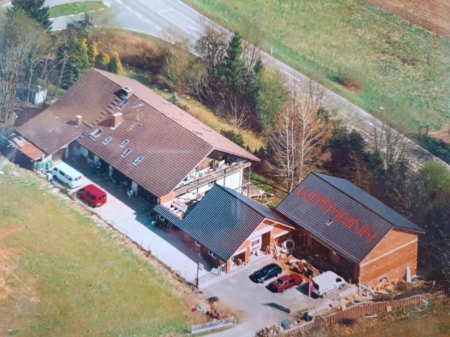 Mehrfamilienhaus mit großer Werkhalle – 3.993 m² Grundstück