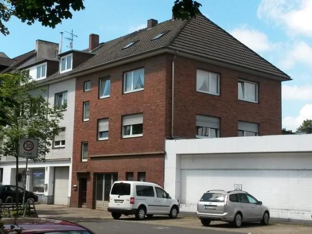 Mehrfamilienhaus mit Großgarage für bis zu 10 AutosLagerhalle