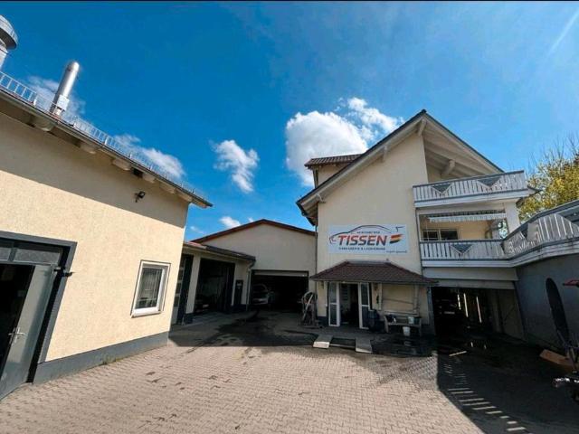 Mehrfamilienhaus mit Hallen und Büro