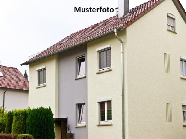 Mehrfamilienhaus mit Imbiss Container