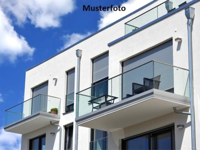 Mehrfamilienhaus mit Imbiss Container