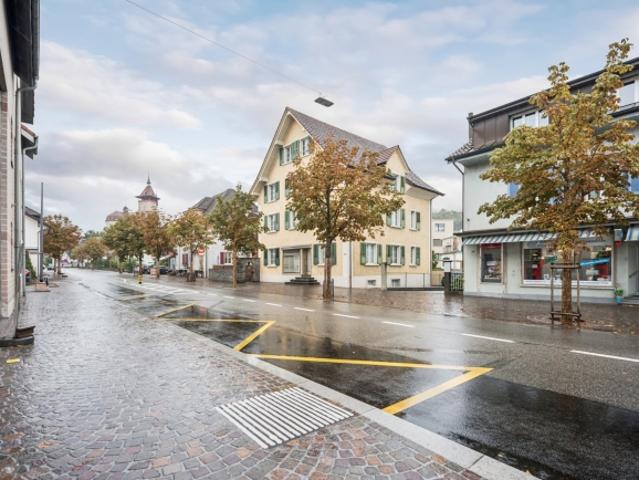 Mehrfamilienhaus mit Ladenlokal und Ausbaureserve