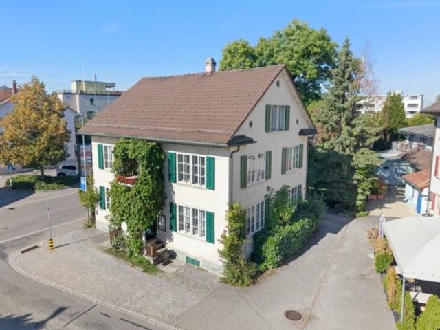 Mehrfamilienhaus mit Nebengebäude und Garten im Zentrum von Pfäffikon