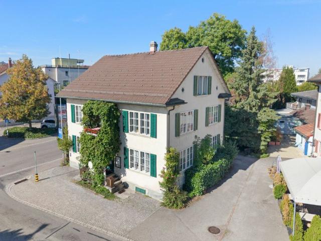 Mehrfamilienhaus mit Nebengebäude und Garten im Zentrum von Pfäffikon