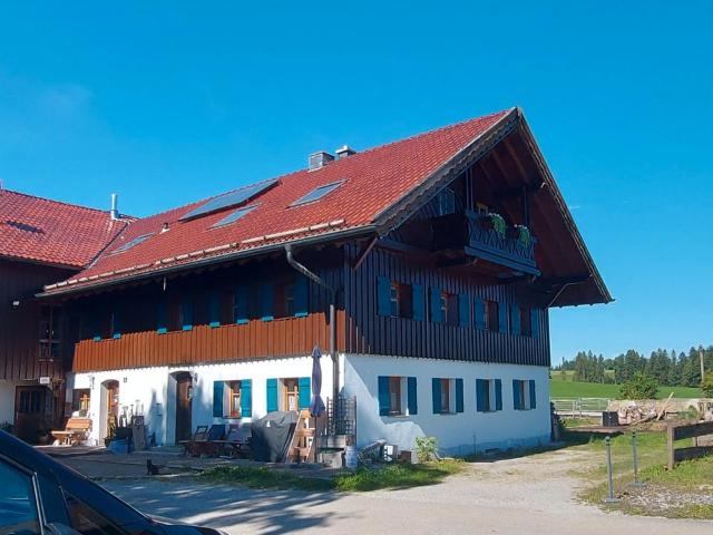 Mehrfamilienhaus mit Pferdehof