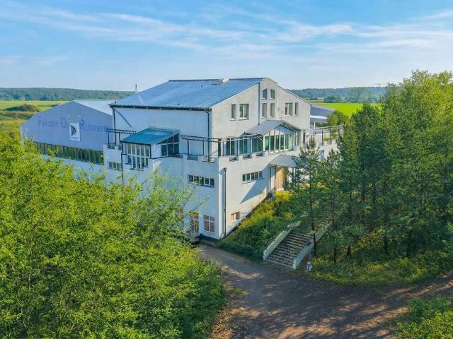 Mehrfamilienhaus mit Sport und Freizeitanlage, Tennisplätzen Veranstaltungshalle bei Berlin