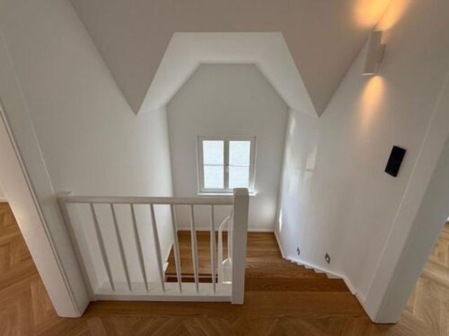 Mehrfamilienhaus oder für 1 Familie: Stilaltbau Villa komplett saniert mit Garten, Hof und Stall