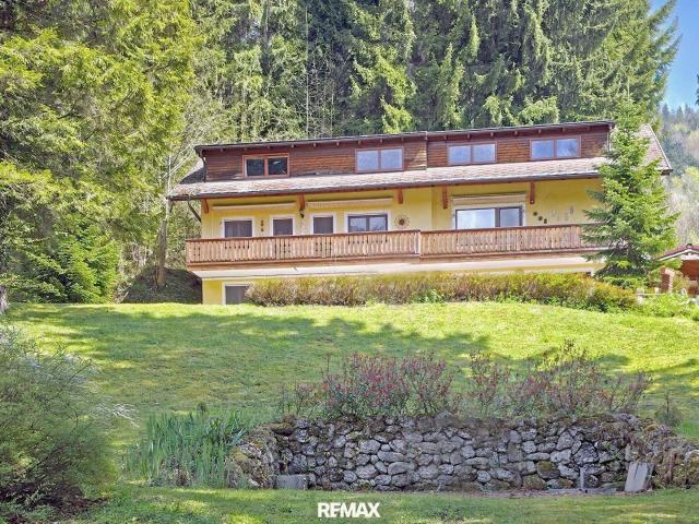 Mehrfamilienhaus auf drei Ebenen, Garten mit Teich & Bergblick