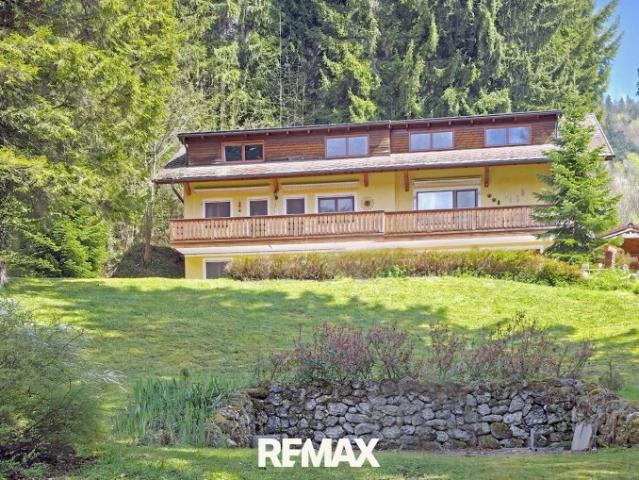 Mehrfamilienhaus auf drei Ebenen, Garten mit Teich & Bergblick