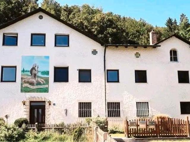Mehrfamilienhaus am Waldrand mit großem Garten von Privat