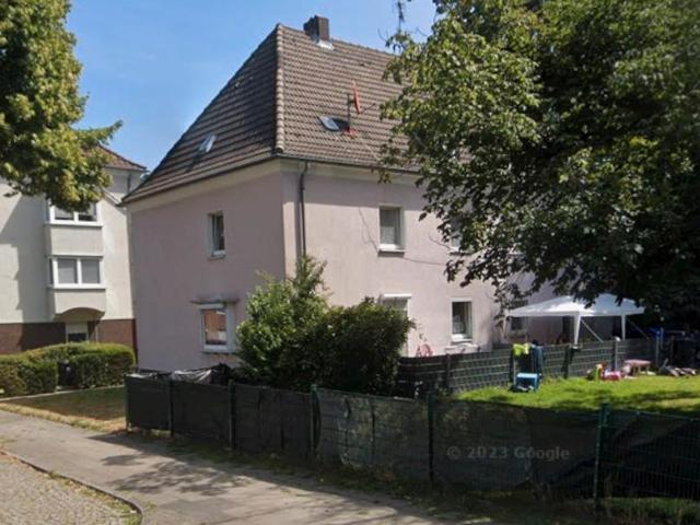 Mehrfamilienhaus + Entwicklungsgrundstück zu Verkaufen