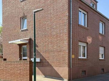 Mehrfamilienhaus + Garagen + 747 m² großes Grundstück zu verkaufen