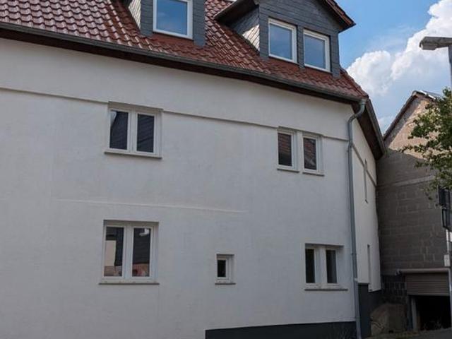 Mehrfamilienhaus im erweiterten Rohbau